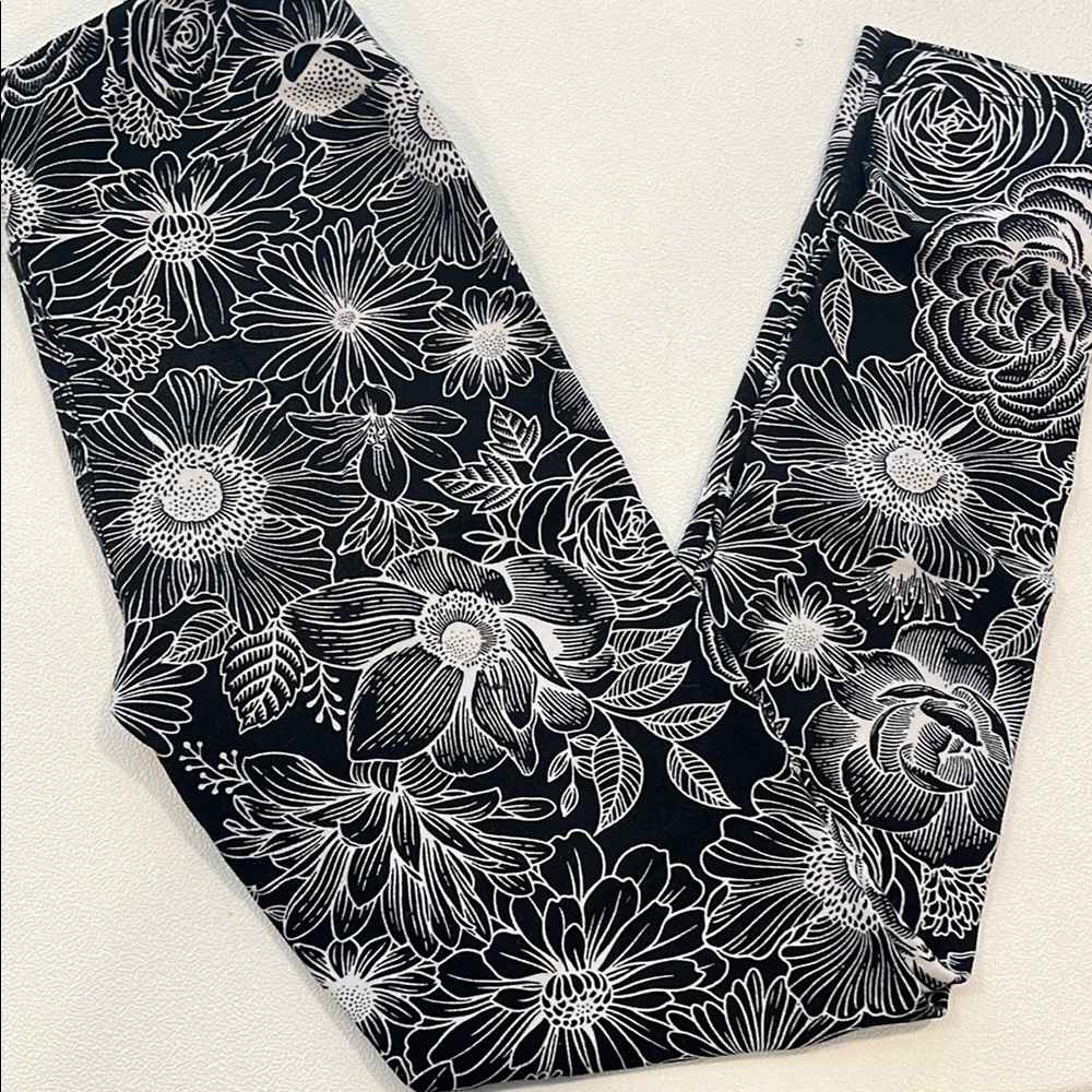 LuLaRoe Leggings in Vibrant Colors for Everyday Comfort